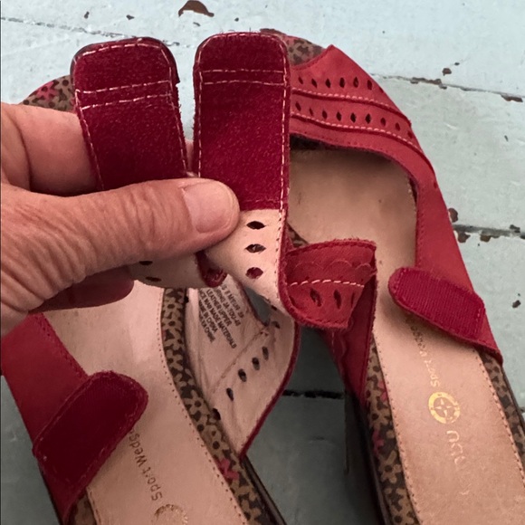 Jambu Size US 8 Sports Design Touring Wedge Red Nubuck w/ Flower Trim Heel 2.5” - Picture 8 of 15